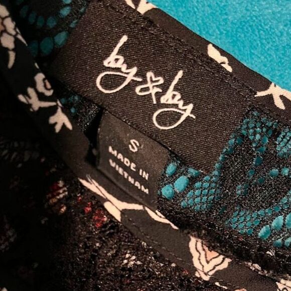 By&By Blouse S Black Floral Open Shoulder Crochet Trim Bohochic Romantic Casual - Picture 2 of 5